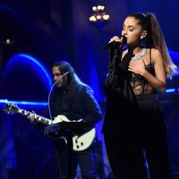 Ariana Grande demuestra su torpeza quitándose la chaqueta en el espectáculo en 'Saturday Night Live'