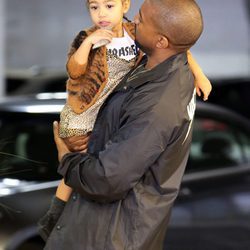 Kanye West mirando de forma cariñosa a su hija North West en un centro comercial en Los Ángeles