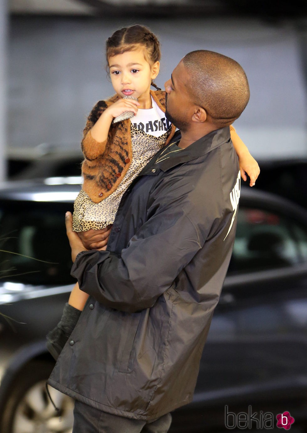 Kanye West mirando de forma cariñosa a su hija North West en un centro comercial en Los Ángeles