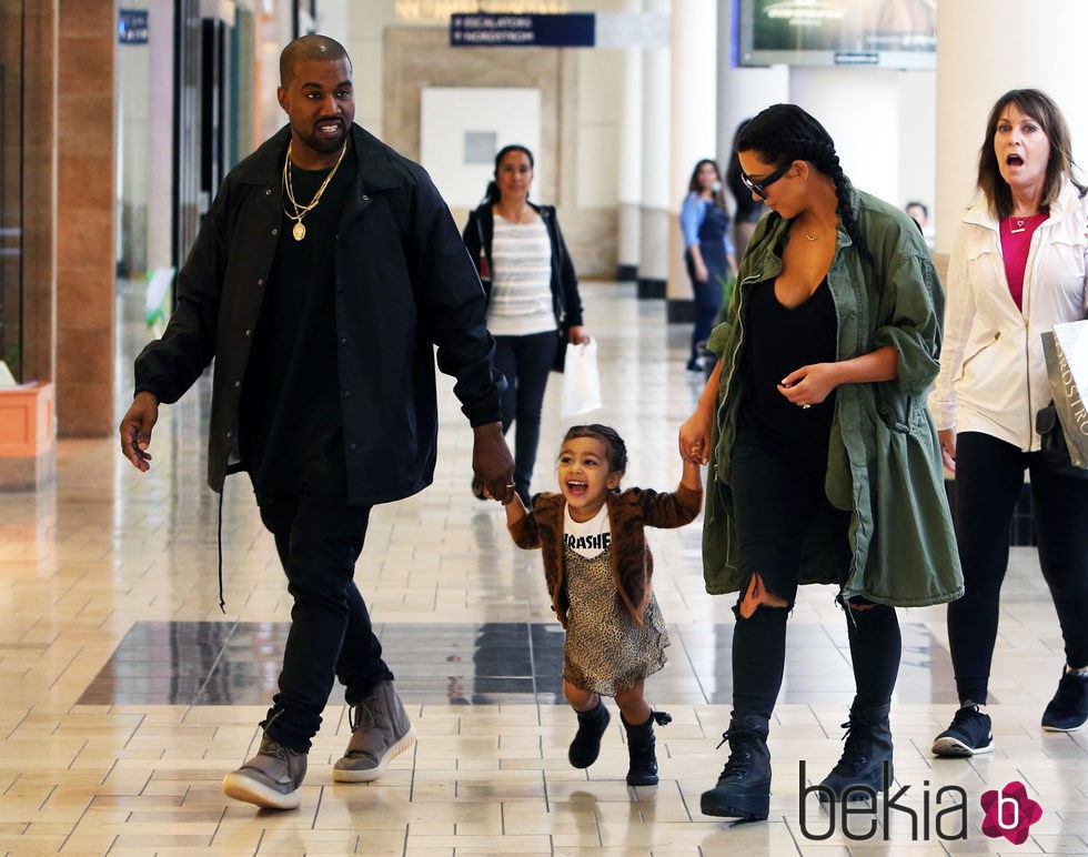 Kanye West y Kim Kardashian con su hija North West de camino a un cumpleaños en Los Ángeles