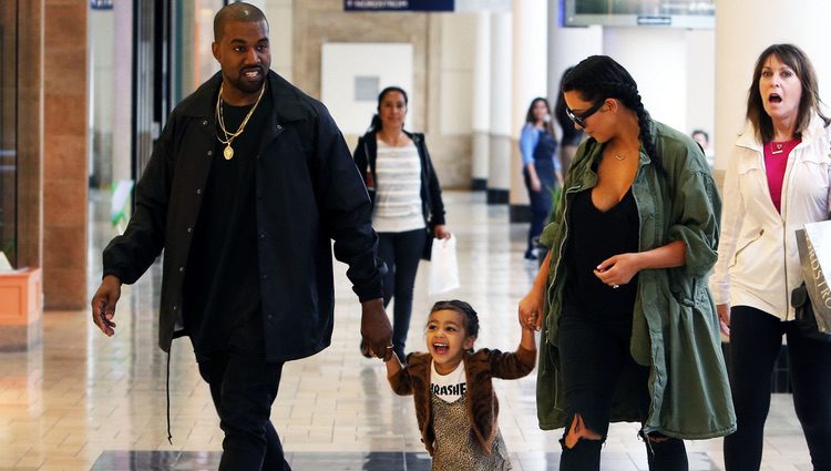 Kanye West y Kim Kardashian con su hija North West de camino a un cumpleaños en Los Ángeles