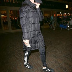 Katy Perry escondida bajo un gran abrigo y una gorra en el aeropuerto de Los Angeles