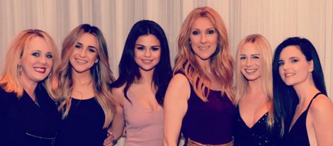Selena Gomez junto a un grupo de amigas en un concierto de Céline Dion