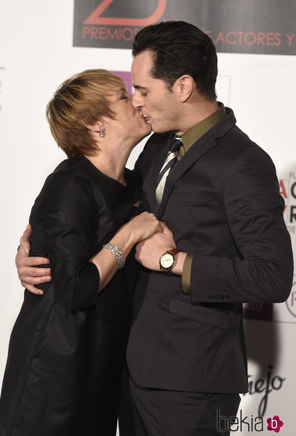 Blanca Portillo se besa con el actor Asier Etxeandia en los Premios Unión de Actores 2016