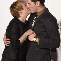 Blanca Portillo se besa con el actor Asier Etxeandia en los Premios Unión de Actores 2016