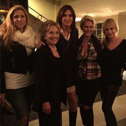 Caitlyn Jenner posando con Hillary Clinton y unas amigas