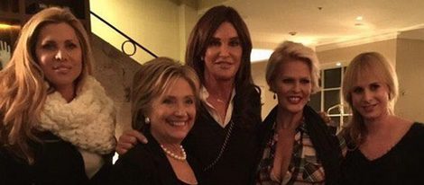 Caitlyn Jenner posando con Hillary Clinton y unas amigas