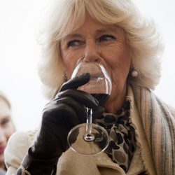 Camilla Parker Bowles bebiendo vino en Croacia