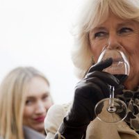 Camilla Parker Bowles bebiendo vino en Croacia
