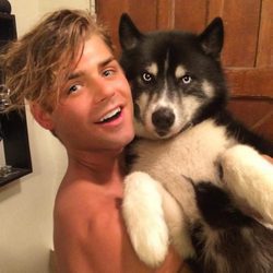 Garret Clayton muy sonriente con su perro Orion