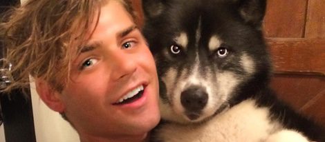 Garret Clayton muy sonriente con su perro Orion