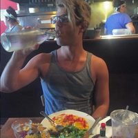 Garrett Clayton comiendo en un restaurante