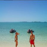 Taylor Swift y Calvin Harris en una playa paradisiaca