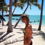 Taylor Swift posando con un bikini amarillo