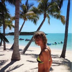 Taylor Swift posando con un bikini amarillo