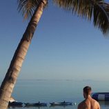 Calvin Harris posando en una playa paradisiaca