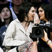 Kendall y Kylie Jenner compartiendo confidencias en un partido de la NBA
