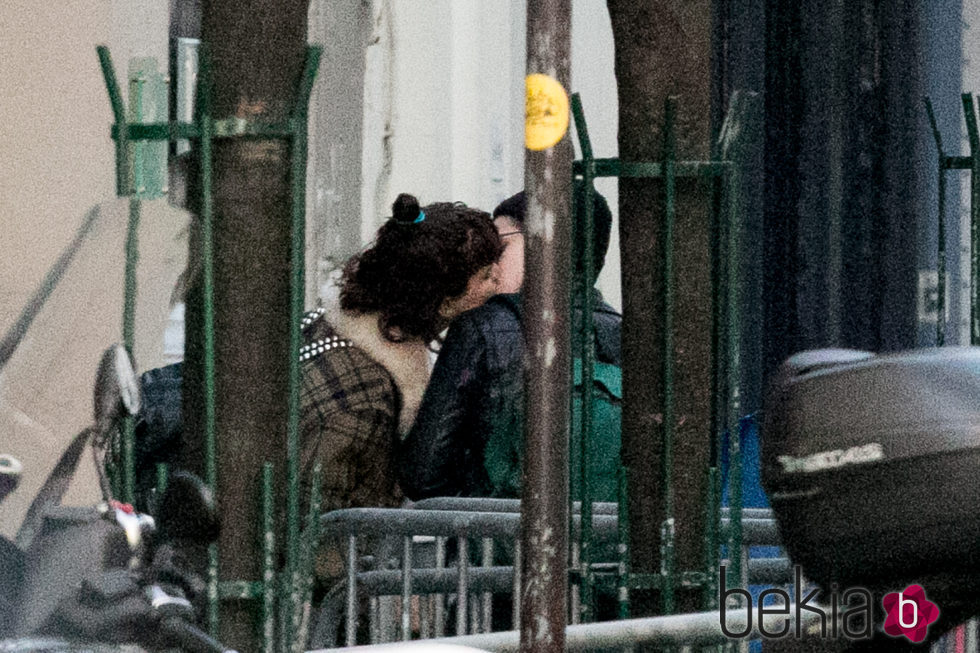 Kristen Stewart y Stephanie Sokolinski besándose en París