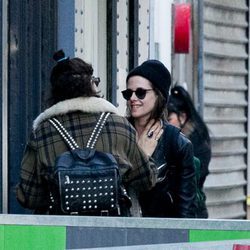 Kristen Stewart mirando de forma cómplice a su novia en París