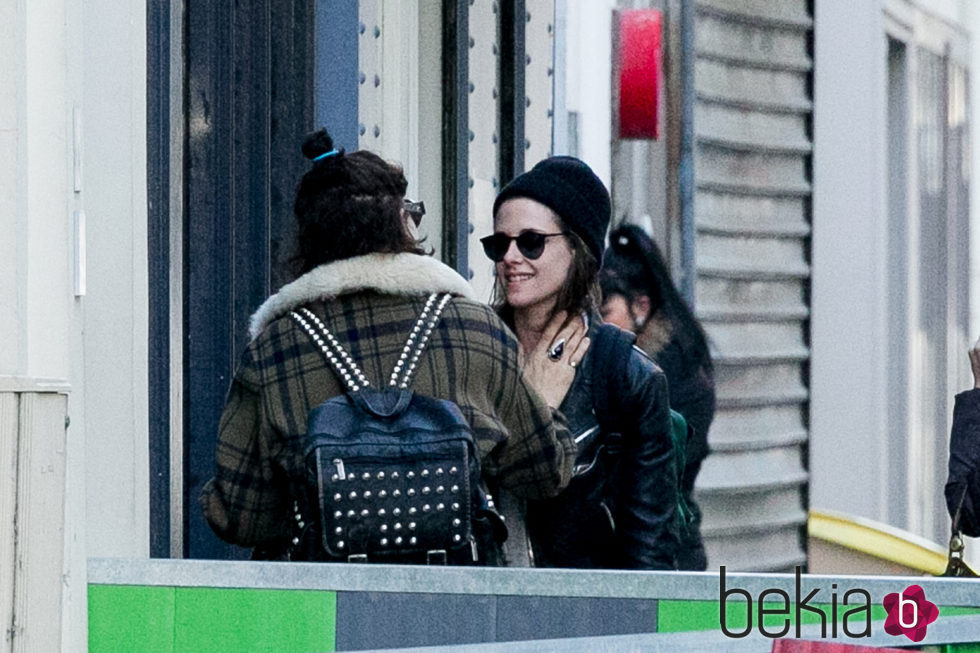Kristen Stewart mirando de forma cómplice a su novia en París