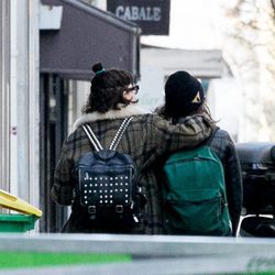 Kristen Stewart abrazada a su novia por las calles de París