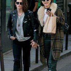 Kristen Stewart de la mano con su novia por las calles de París
