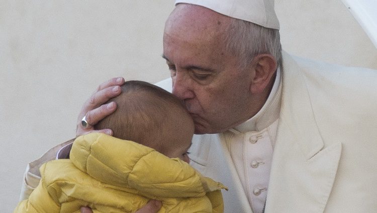 El Papa Francisco besa a un niño en la Plaza de San Pedro de El Vaticano