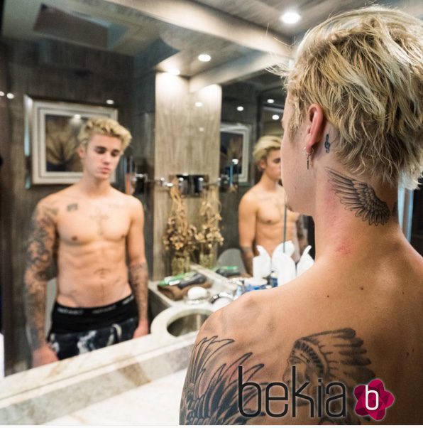 Justin Bieber posa con el torso desnudo