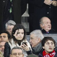 El Rey Juan Carlos viendo el partido de Champions que enfrentó al Atlético de Madrid con el PSV
