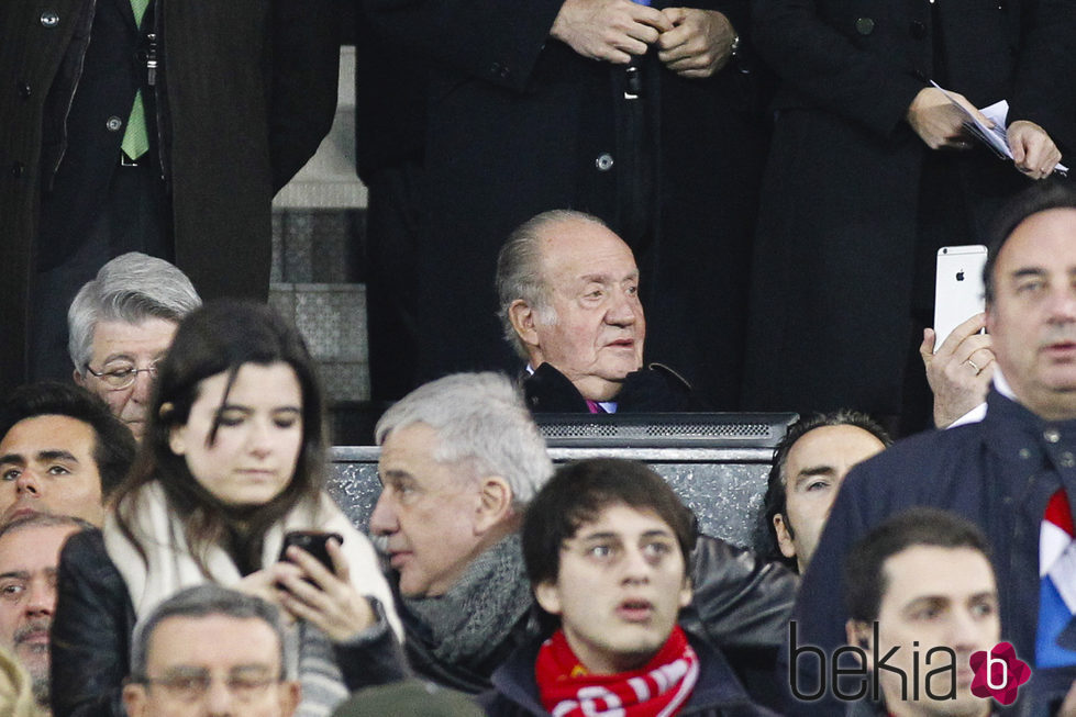 El Rey Juan Carlos viendo el partido de Champions que enfrentó al Atlético de Madrid con el PSV