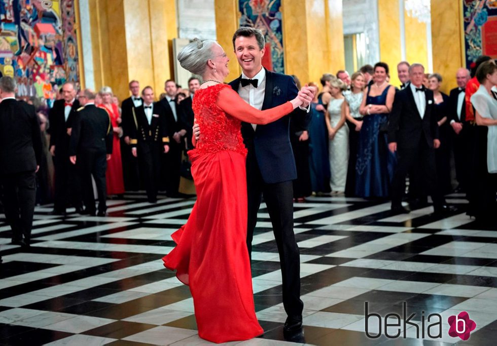Margarita y Federico de Dinamarca bailando en una gala celebrada en el Palacio de Christiansborg