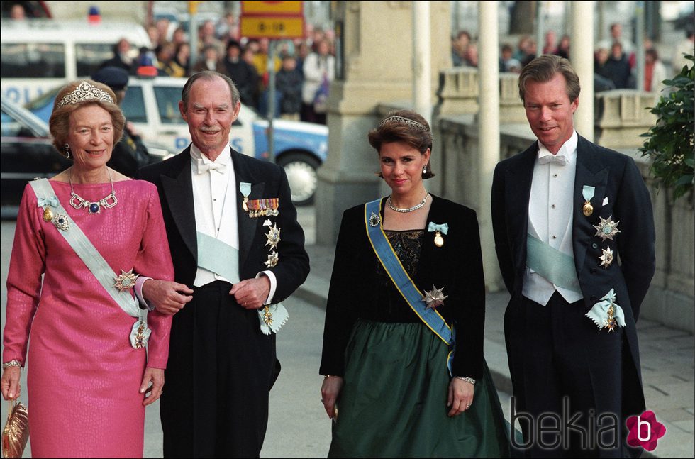 Los Grandes Duques Josefina Carlota y Juan de Luxemburgo con María Teresa y Enrique de Luxemburgo