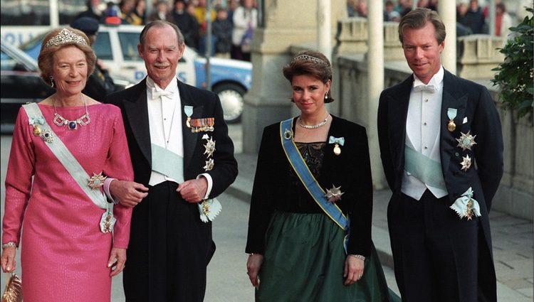 Los Grandes Duques Josefina Carlota y Juan de Luxemburgo con María Teresa y Enrique de Luxemburgo