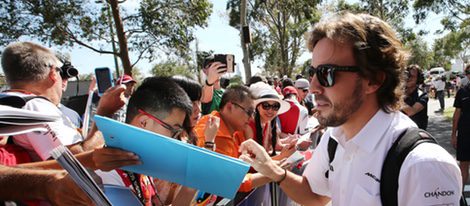 Fernando Alonso firmando autógrafos en Melbourne en los entrenamientos del GP de Australia 2016