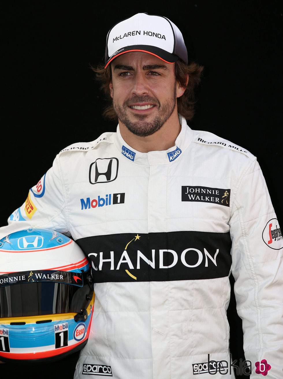 Fernando Alonso posando en la foto oficial del GP de Australia 2016