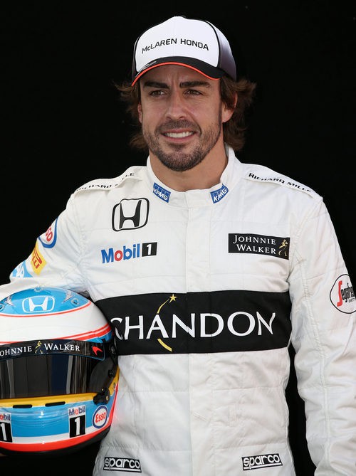Fernando Alonso posando en la foto oficial del GP de Australia 2016