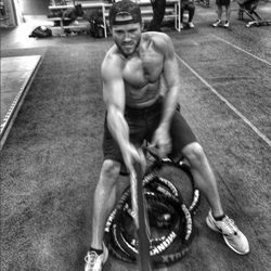 Scott Eastwood haciendo ejercicio en el gimnasio