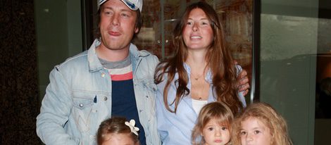 El chef Jamie Oliver con su familia tras el nacimiento de su cuarto hijo
