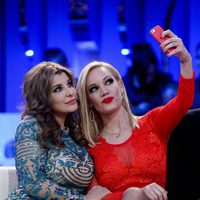 Belén Roca y Charlotte Caniggia haciéndose un selfie en la gala de 'Gran Hermano VIP'