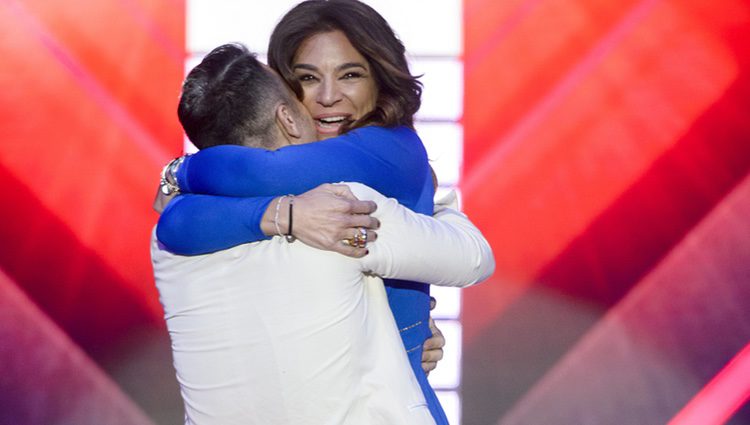 Raquel Bollo abrazando a Luis Rollán en el plató de 'Gran Hermano VIP' tras su expulsión