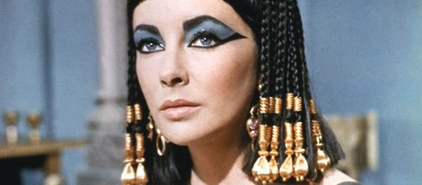 Elizabeth Taylor interpretando a su personaje en la película Cleopatra