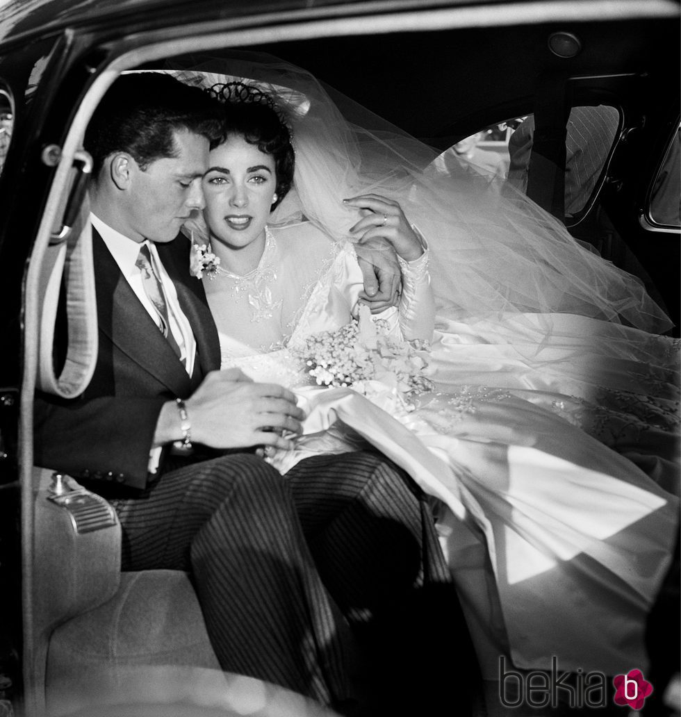 Elizabeth Taylor el día de su boda con su primer marido Nicky Hilton