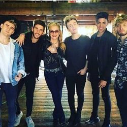 El grupo Auryn junto a Anastacia en Londres en la grabación del videoclip de 'Who is loving you'
