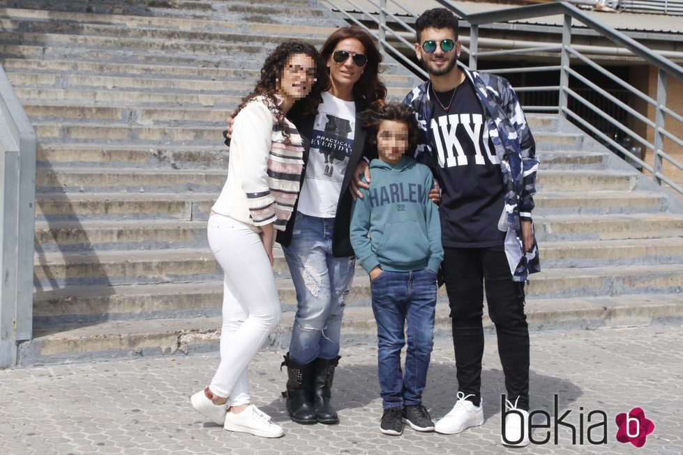 Raquel Bollo junto a sus hijos en Sevilla