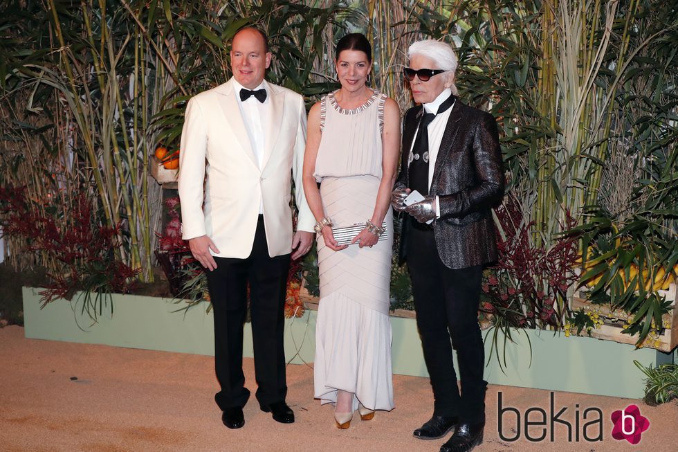 Alberto II de Mónaco, Carolina de Mónaco y  Karl Lagerfeld durante el Baile de la Rosa 2016