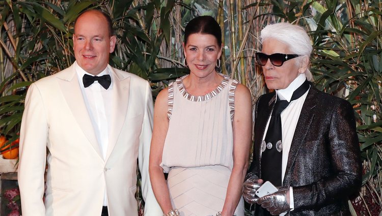Alberto II de Mónaco, Carolina de Mónaco y  Karl Lagerfeld durante el Baile de la Rosa 2016