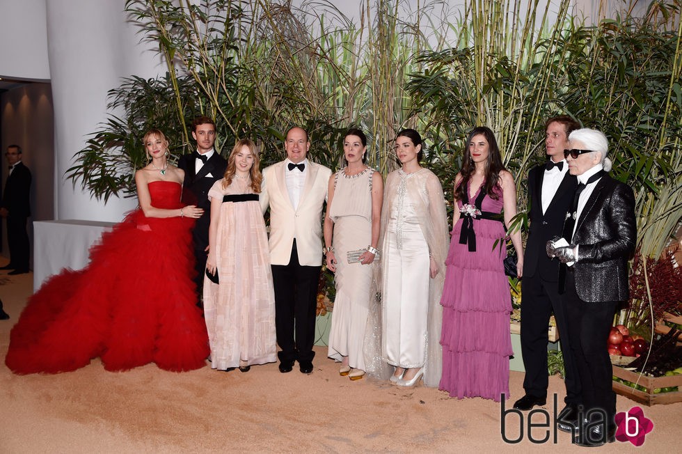 La Familia Real de Mónaco y Karl Lagerfeld durante el Baile de la Rosa 2016