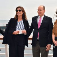Alberto de Mónaco y Carolina de Mónacorecibiendo una donación para la fundación Princesa Grace