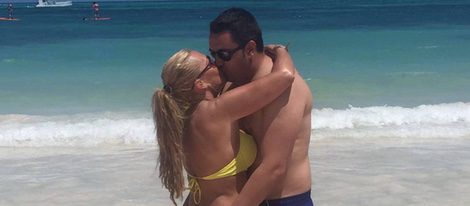 Belén Esteban y su novio Miguel besándose durante las vacaciones de Semana Santa