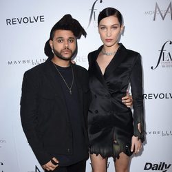 The Weeknd y Bella Hadid en los Fashion Awards 2016 en Los Ángeles